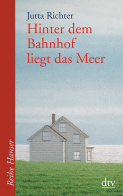 Hinter dem Bahnhof liegt das Meer